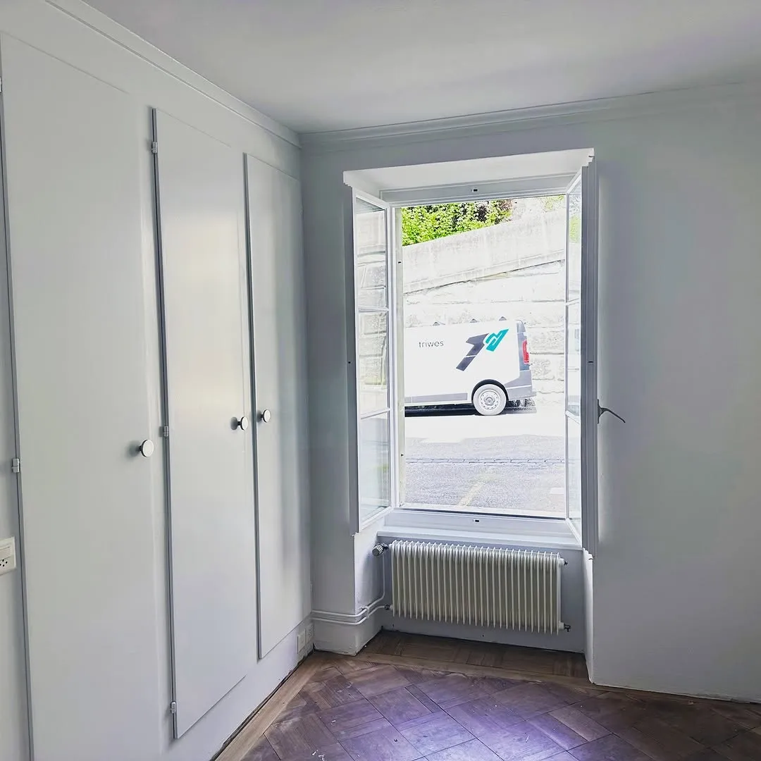 Frisch renovierter Raum mit Blick zum triwes-Bus